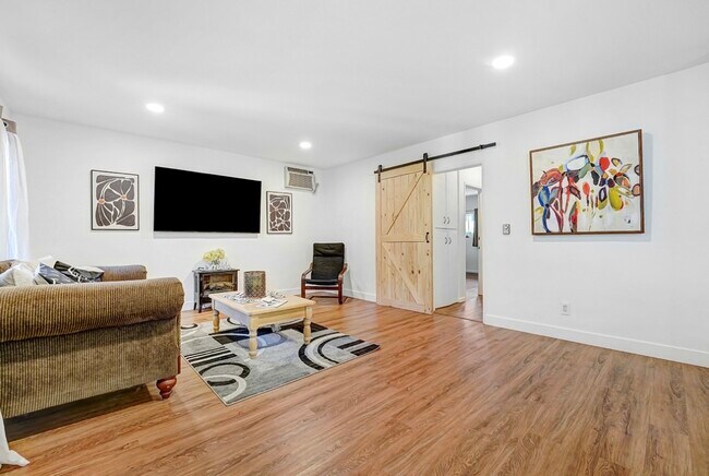 Photo - 5232 Corteen Pl Unidad 5232 Corteen Pl. # 7