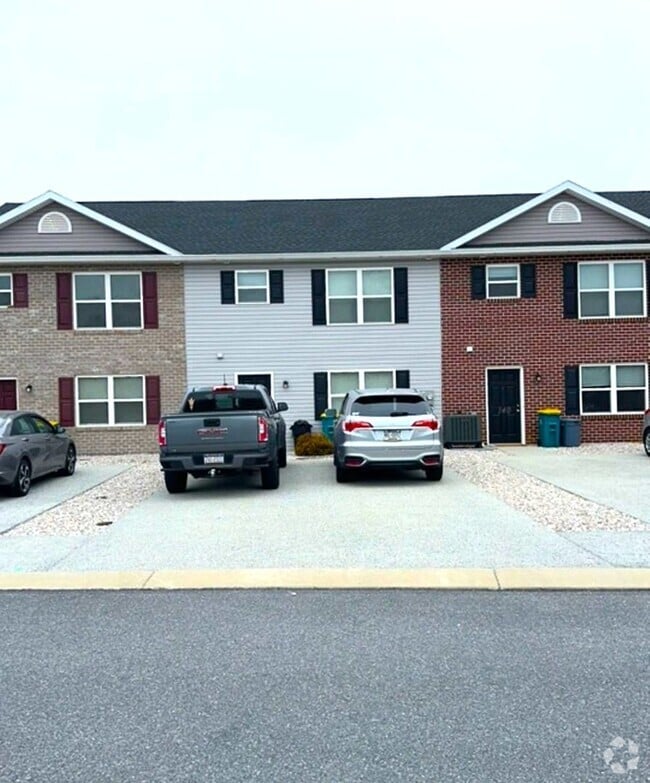 Building Photo - Spacious 3-Bedroom End-Unit Townhouse – Ap...