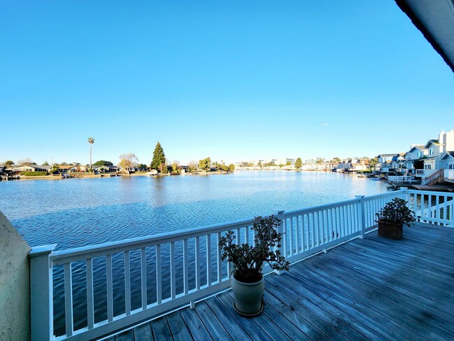 Spacious luxury waterfront home on the lagoon - Spacious luxury waterfront home on the lagoon