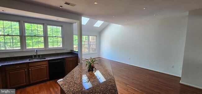 Photo - 20320 Burnley Square