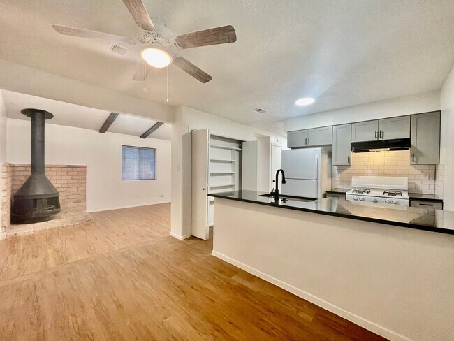 Building Photo - 1118/1120 Hazelton Unit 1118 Hazelton