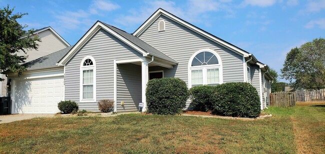 Building Photo - 3 Bedroom/2 Bath Charming Ranch Rental