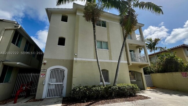 Photo - 695 SW 11th St Unit 204