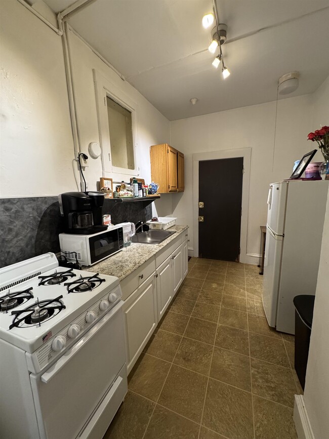 Building Photo - 711-11 Court St Unit 5