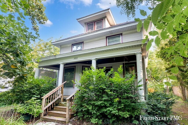 Building Photo - Spacious 3-Bedroom Haven with Sunroom & Wa... Unit 2