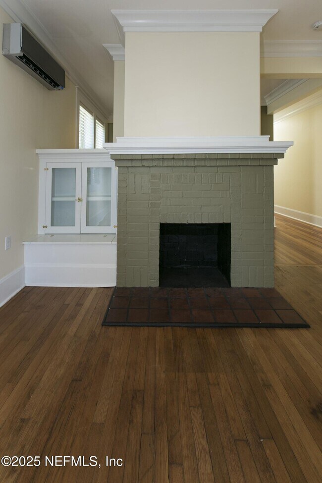 Photo - 317 E 6th St