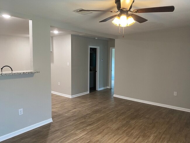 Building Photo - 2016 Magnolia Dr