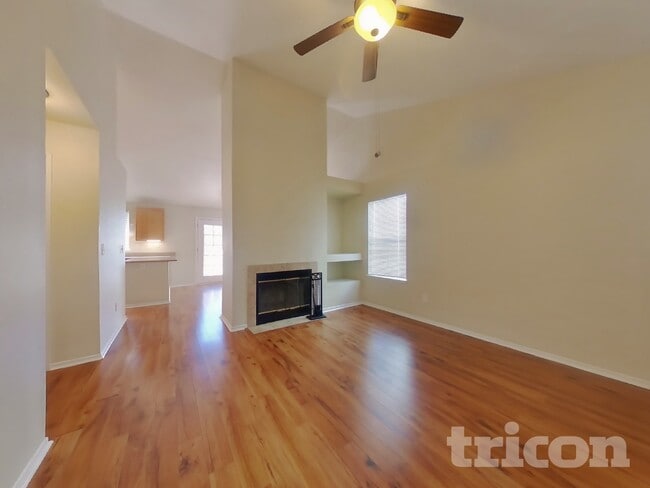 Photo - 715 Lotz Way