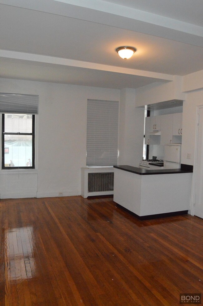 Building Photo - 140 E 46th St Unit 2F Rental