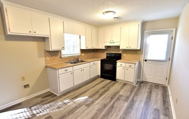 Photo - 728 Salisbury Dr