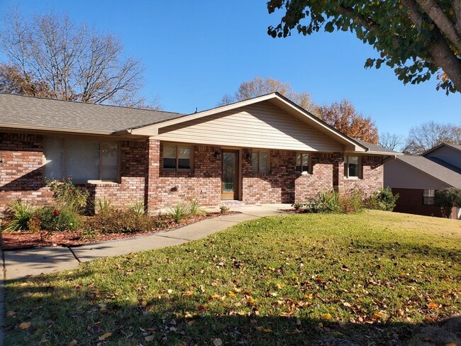 Building Photo - Beautiful Family Home with Neighborhood Lake Access
