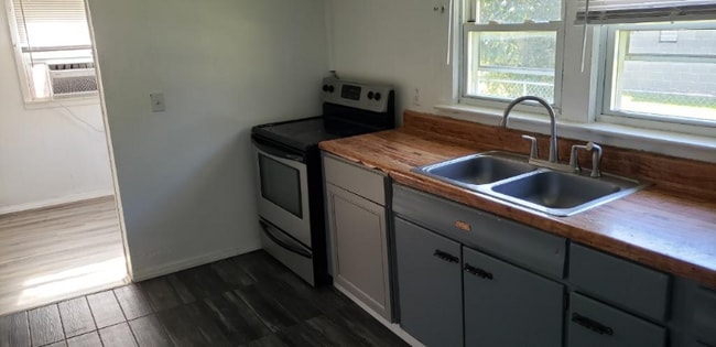 Photo - 502 Kanawha Ave S