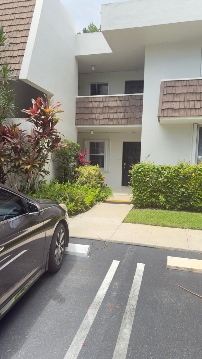 Building Photo - 4031 N Cypress Dr Unit 101