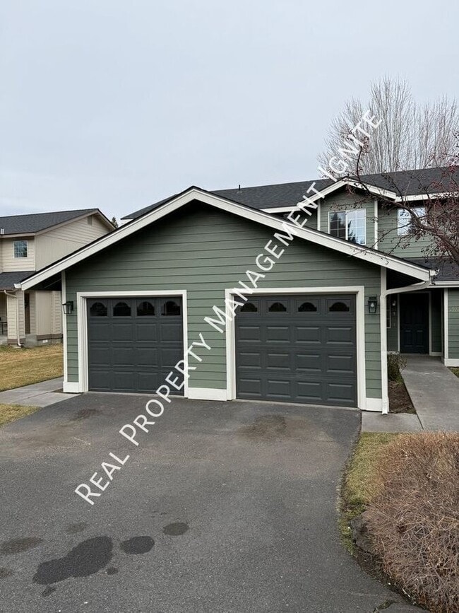 Building Photo - 1972 NE Sams Loop Unit 3