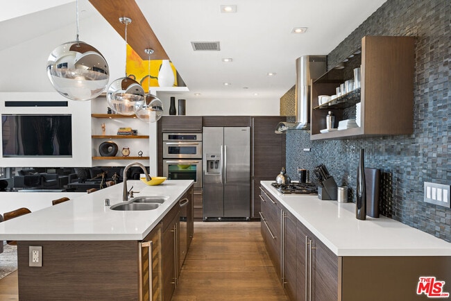 Photo - 1250 N Harper Ave Unidad 423