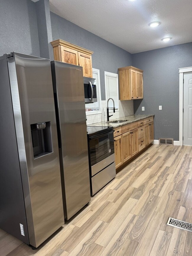 Building Photo - 226 Ferry St Unit 226B Ferry St