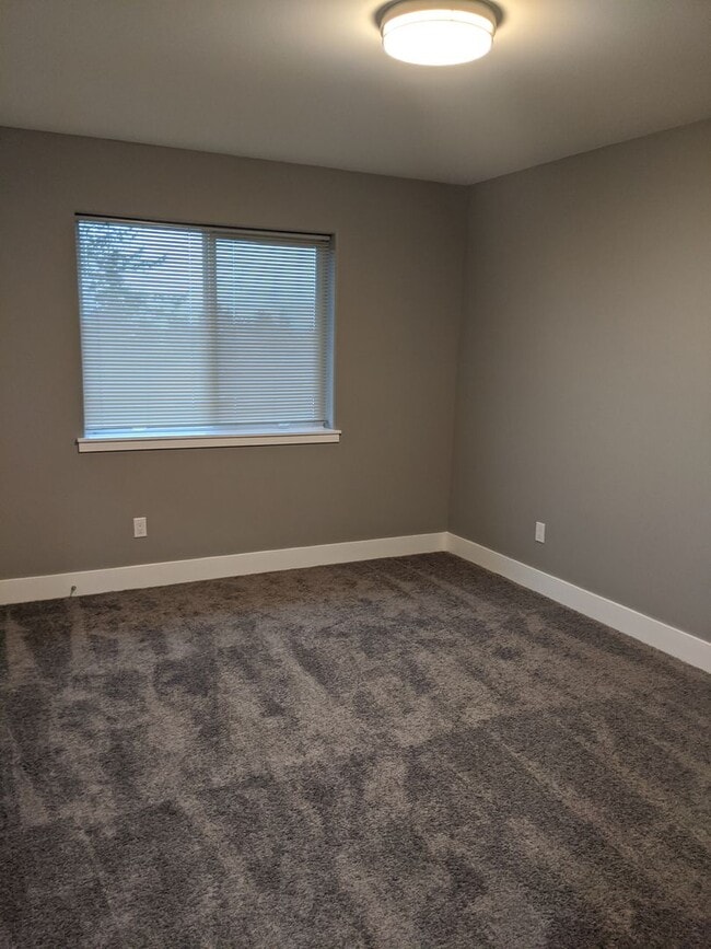 Building Photo - 7655 Parkland Dr