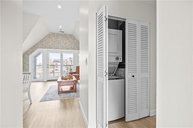 Photo - 580 Thames St Unit B2