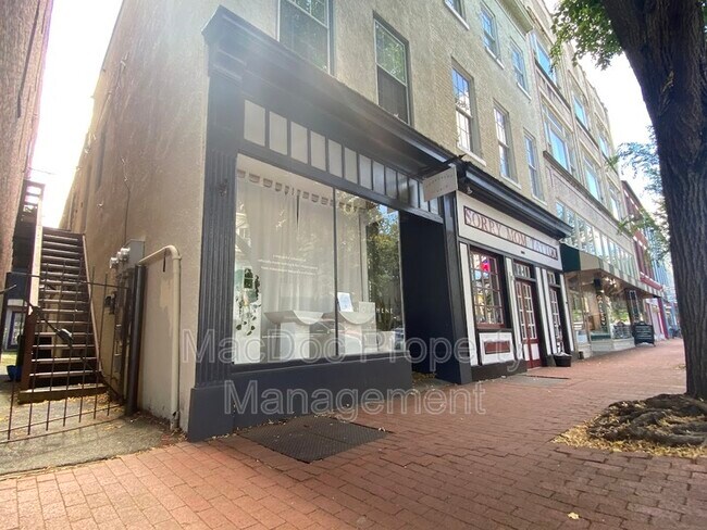 Photo - 806 Caroline St