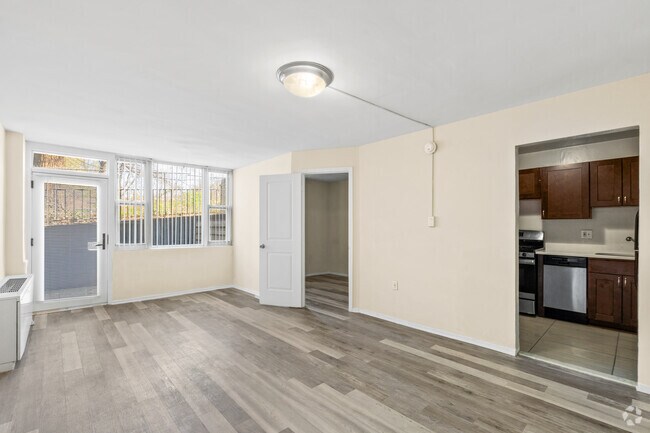 1BR, 1BA - 540SF - Living Room, Dining