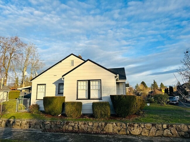 Photo - Charming Downtown Vancouver Bungalow