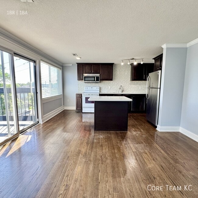 Building Photo - 4544 Summit St Unit 6