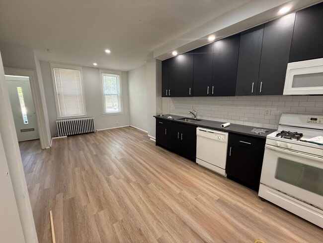Photo - 4 bed 2 bath home with yard