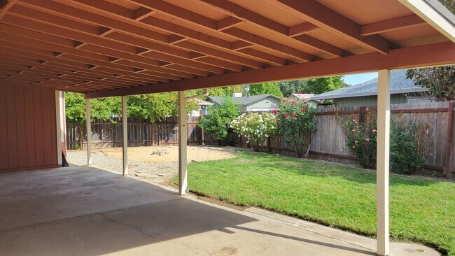 Covered porch - 7007 David Trl