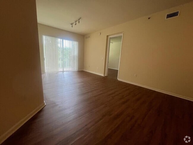Building Photo - 3500 Oaks Clubhouse Dr Unit 207