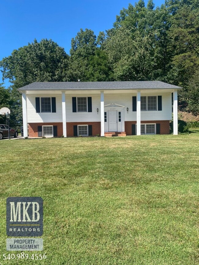 4 Bedrooms, 2.5 Baths, Split Foyer, Locate... - 4 Bedrooms, 2.5 Baths, Split Foyer, Locate... House