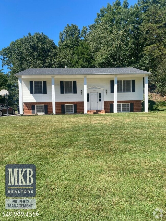 Building Photo - 4 Bedrooms, 2.5 Baths, Split Foyer, Locate... Rental
