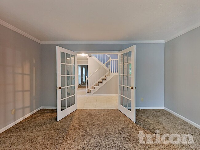 Photo - 215 Comstock Ct