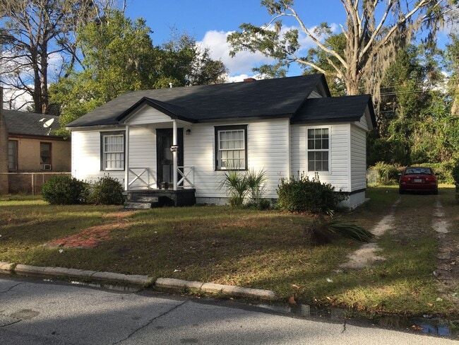 Single Family Home with large fenced back ... - Single Family Home with large fenced back ...