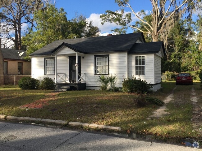 Building Photo - Single Family Home with large fenced back ...