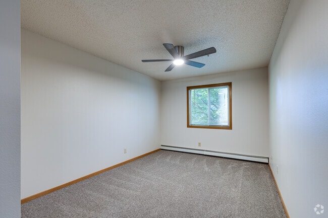 2BR, 1BA - 915SF - Primary Bedroom