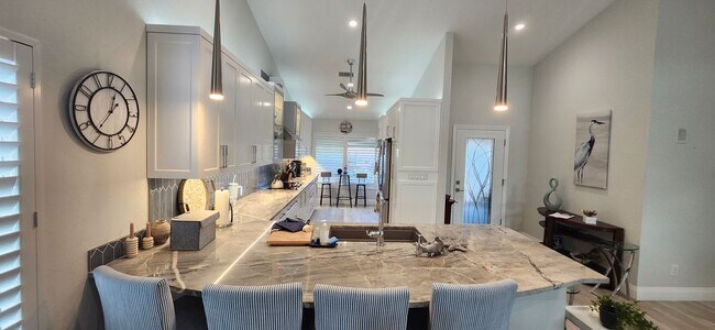 Photo - 421 Kings Way