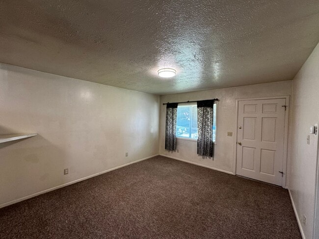 Photo - (1X) 3480-3482 D Street [PRM: Renee] Unidad (1X) 3482 D Street