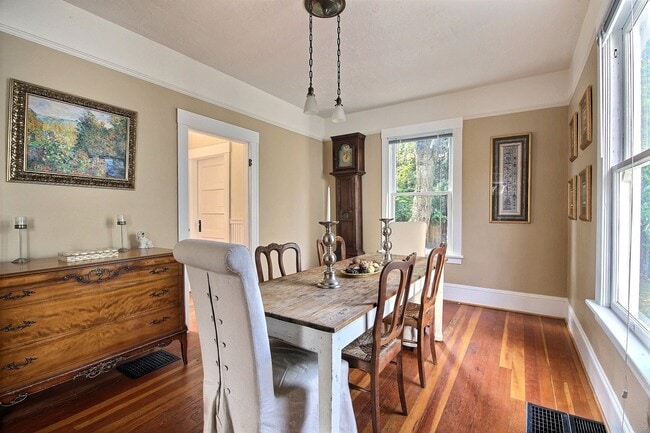Charming Victorian home with private driveway - Charming Victorian home with private driveway
