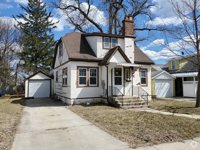 Building Photo - 3bed 1.5 bath house with garage