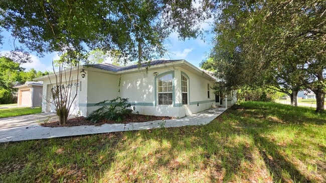 Building Photo - Pool Home in Vero Lake Estates 3/3 with Bonus Room
