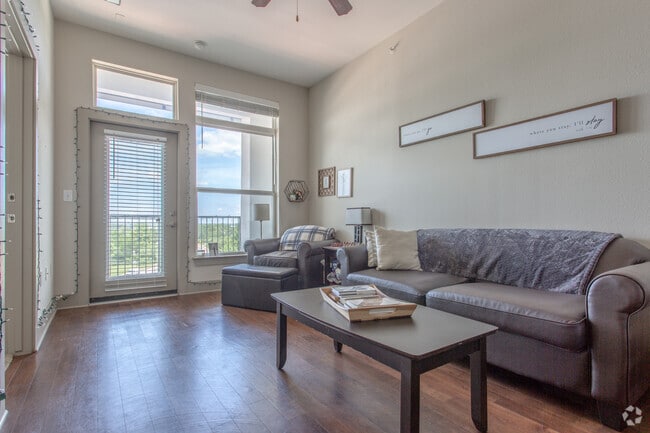 1 BR, 1 BA - 612 SF