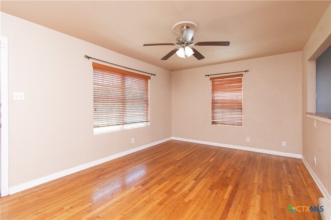 Building Photo - 2116 W Avenue D Rental