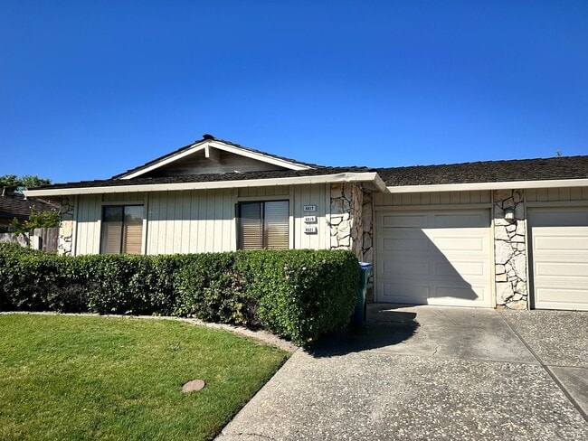 Photo - 8817 Littleoaks Way Unidad 1