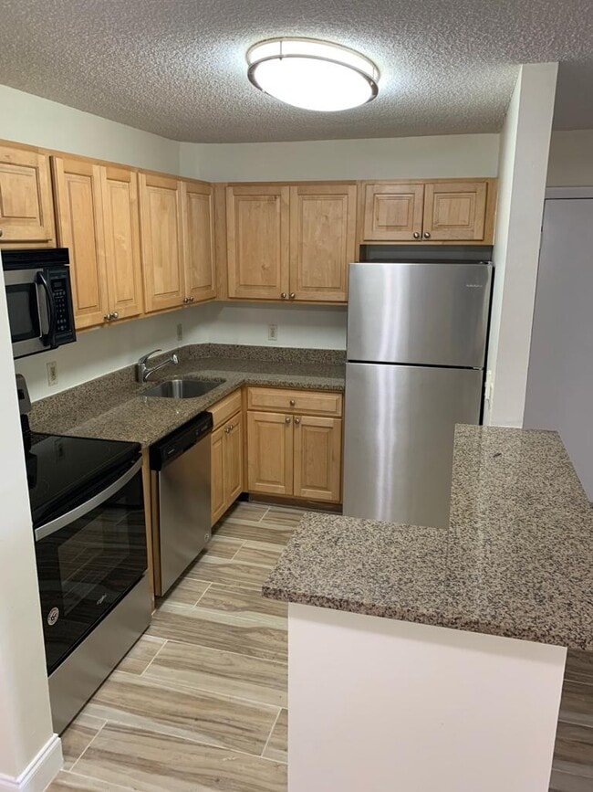 Building Photo - 10765 Cleary Blvd Unit 206