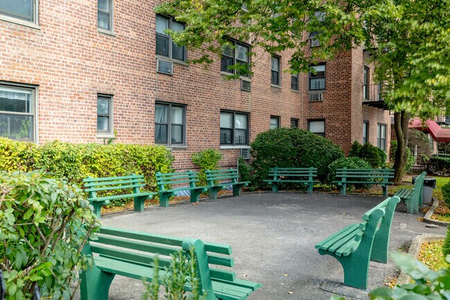 Photo - 13111 Kew Gardens Rd