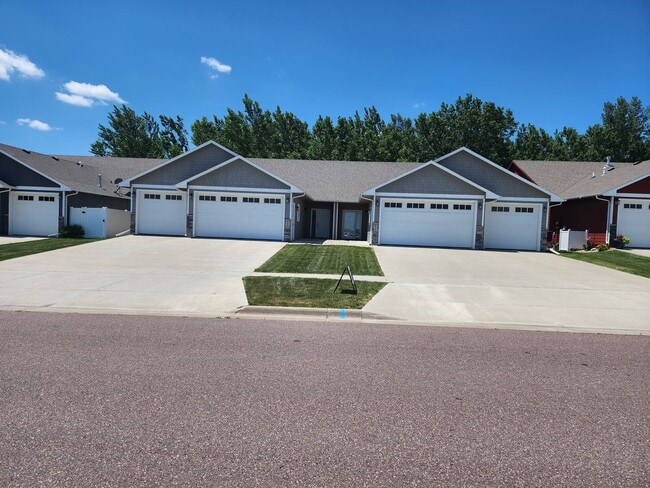 Building Photo - Three bedroom two bathroom Twin home w/ triple garage