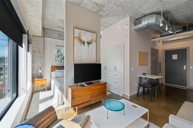Photo - 728 N 3rd St