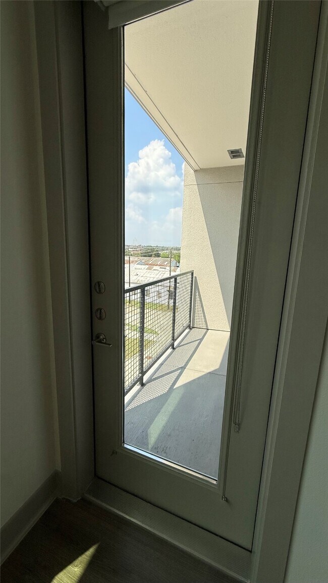 Building Photo - 2305 Summer St Unit 612