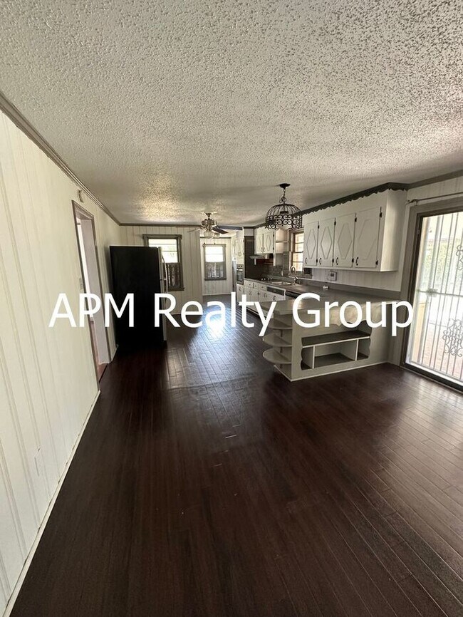 Photo - Beautiful 3 bedroom with workshop