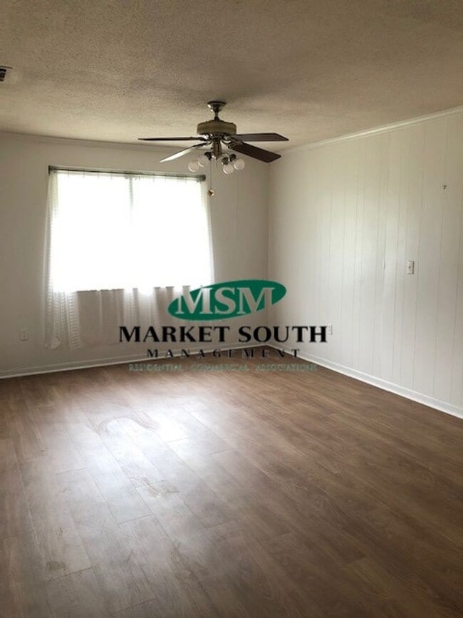 Building Photo - Convenient Southside Location Rental